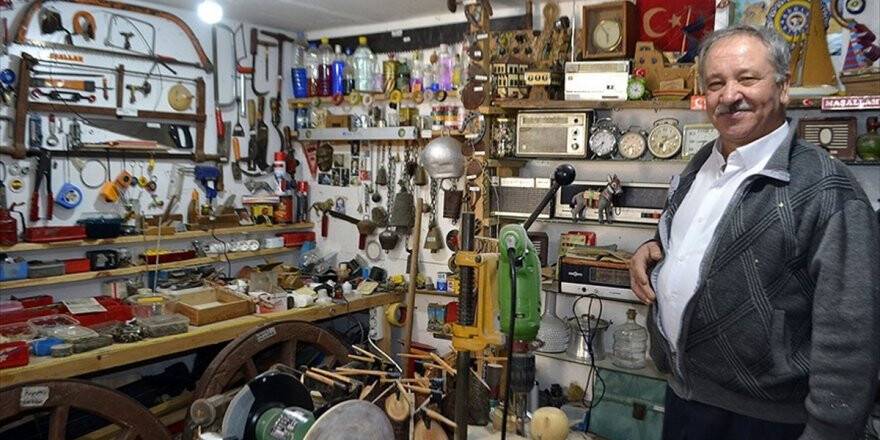 Çocukluğundan Bu Yana 'Biriktirdiği Hayatı' Atölyesinde Sergiliyor
