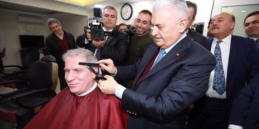 Başbakan Yıldırım Berberde Bir Vatandaşı Tıraş Etti