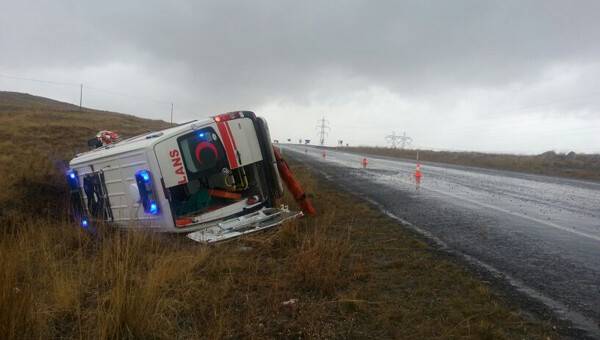 Hamile taşıyan ambulans devrildi