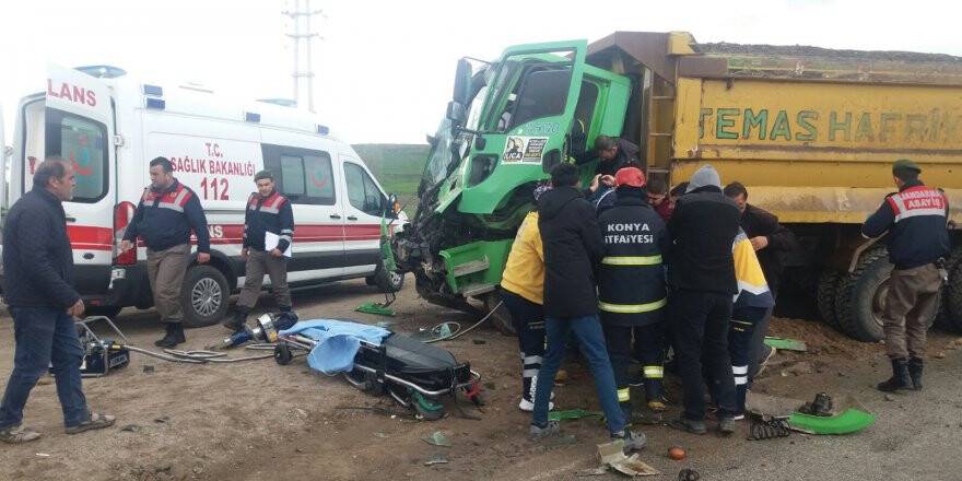 İki hafriyat kamyonu çarpıştı: 1 yaralı