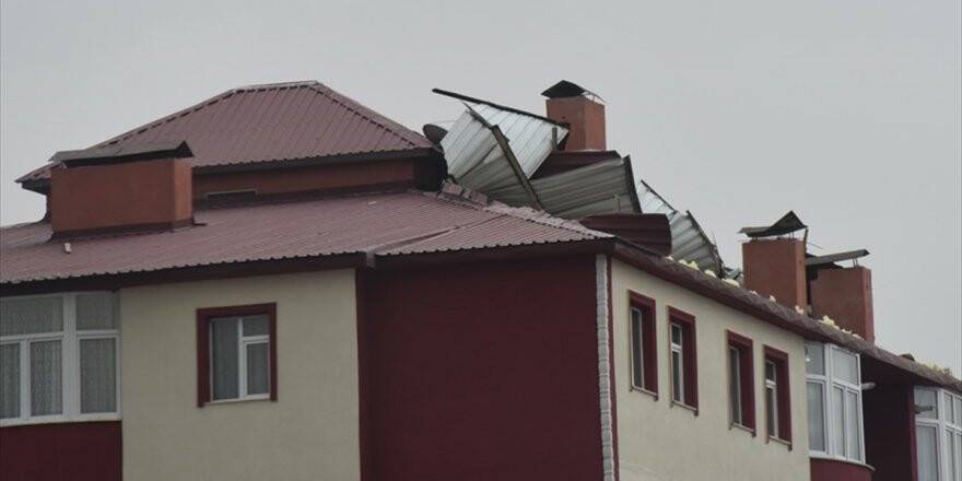 Doğu Anadolu'da Şiddetli Rüzgar Ve Fırtına Etkili Oldu