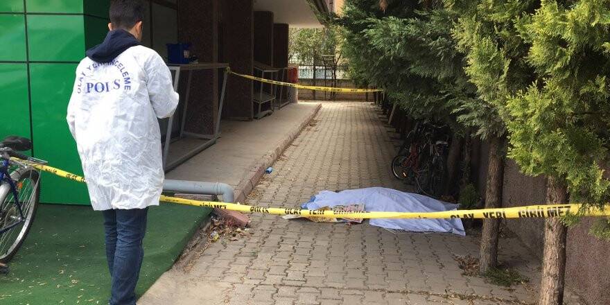 Konya'da Pencere Temizlerken Düşen Kadın Öldü