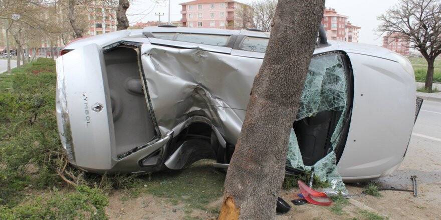Kontrolden çıkan otomobil ağaca çarptı: 2 yaralı 