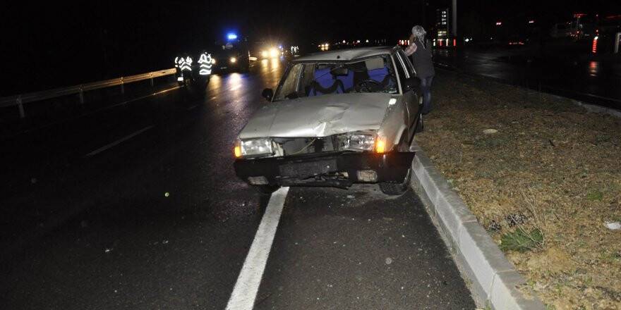 Otomobille motosiklet çarpıştı: 2 yaralı 