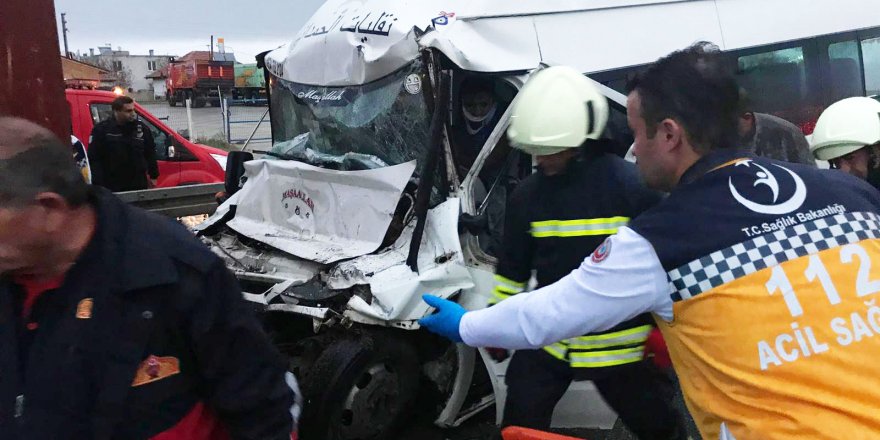 Konya'da minibüs, kırmızı ışıkta bekleyen TIR'a çarptı: 13 yaralı