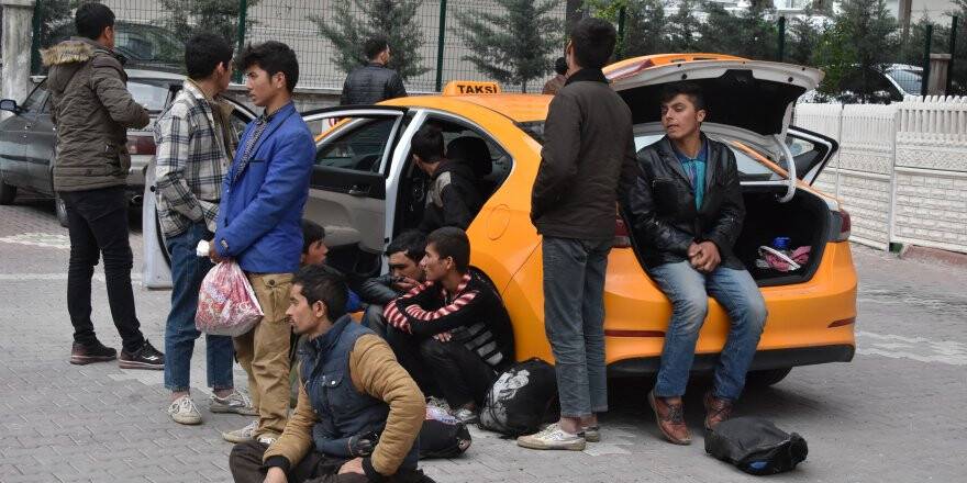 Konya'da 2 takside kaçak 10 Afgan yakalandı