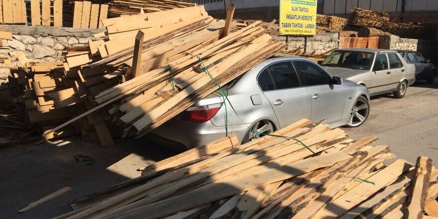 Park Halindeki Aracın Üzerine Kereste Yüklü Palet Devrildi