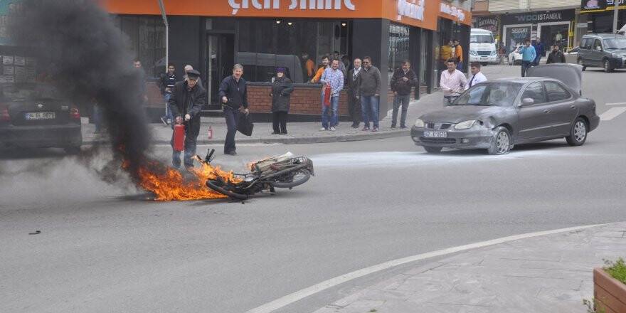 Otomobille çarpışan motosiklet alev alev yandı 