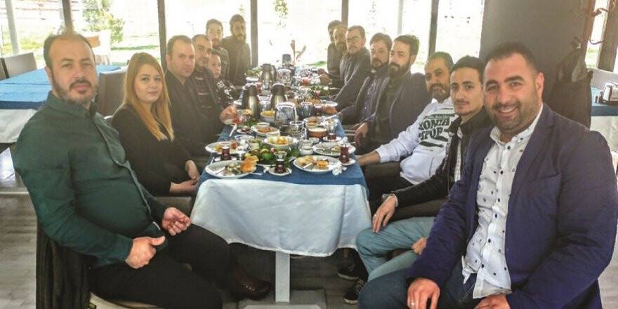 BAYRAM COŞKUN,  MİSAFİRLERİNİ SOBE  RESTORAN’DA AĞIRLAMIŞ