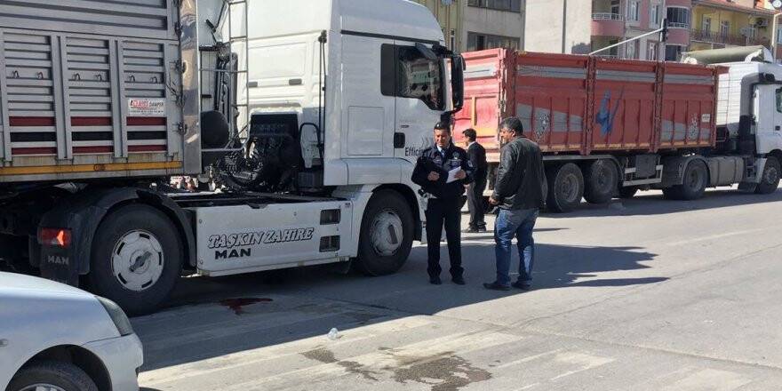 Tırın altında kalarak bacağı kopan yaşlı kadın hayatını kaybetti 