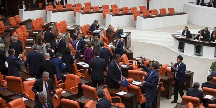 Chp Ve Hdp Genel Kurul Salonunu Terk Etti