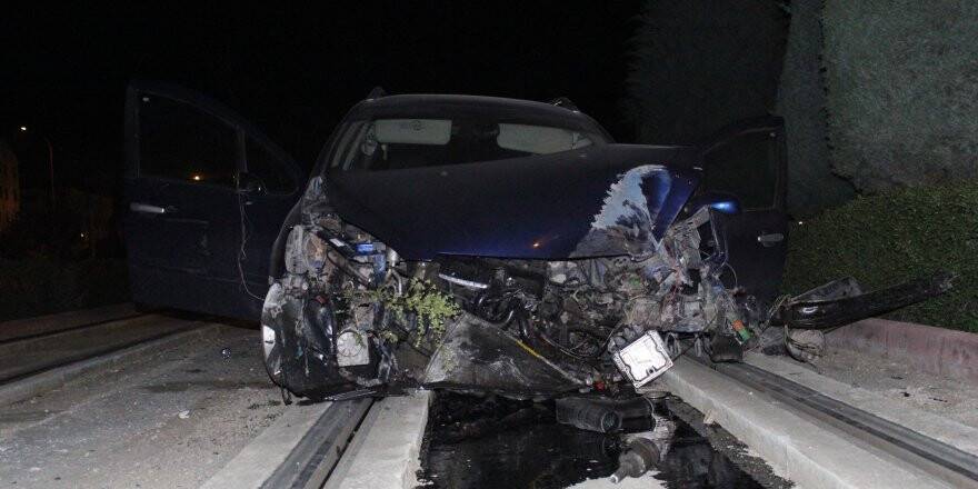 Otomobil ağaca çarpıp tramvay yoluna girdi: 2 yaralı 