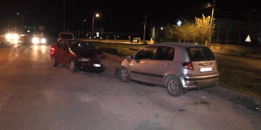 İki otomobil çarpıştı: 6 yaralı