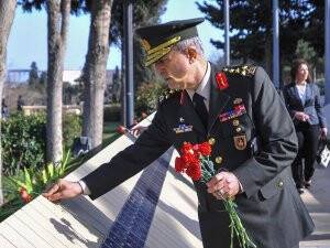 Akar Azerbaycan Savunma Bakanı Hasanov’la Görüştü