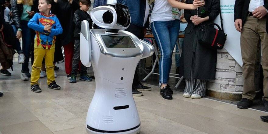 Robot 'Sanbot' Erik Dalı Oynadı
