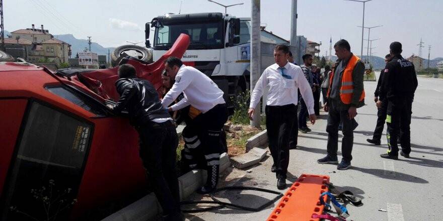 Konya'da Otomobil Kamyonla Çarpıştı: 3 Yaralı