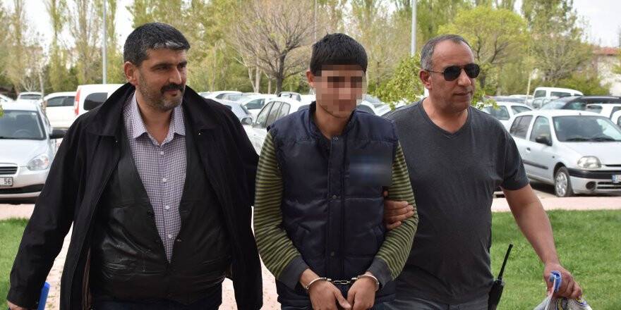 Kadın kıyafetiyle, cinsel saldırıyla suçladığı kişinin iş yerini kundakladı