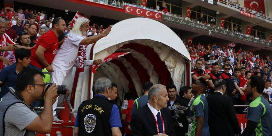 Antalyaspor Taraftarından Eto'o'ya Çirkin Hareket