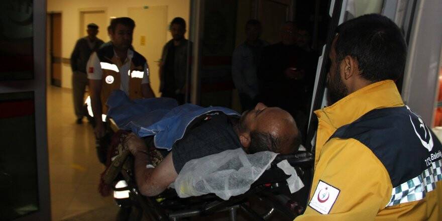 Husumetli akrabaların yol verme kavgası kanlı bitti: 3 yaralı