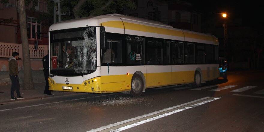 Alkollü sürücü, belediye otobüsüne ateş edip şoförünü darp etti