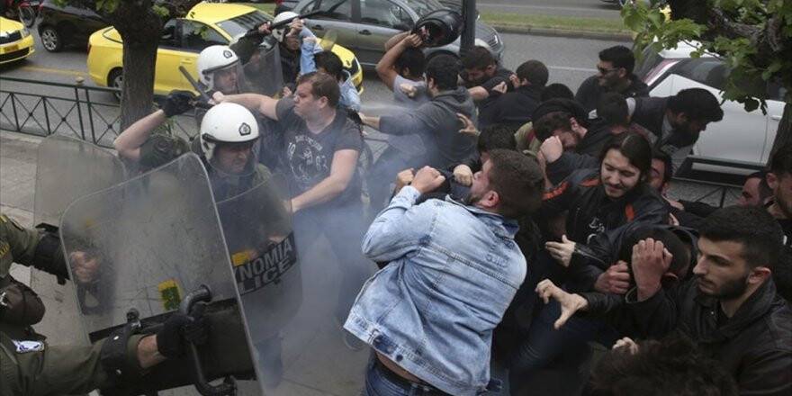Yunanistan'da Savaş Karşıtı Gösteride Arbede