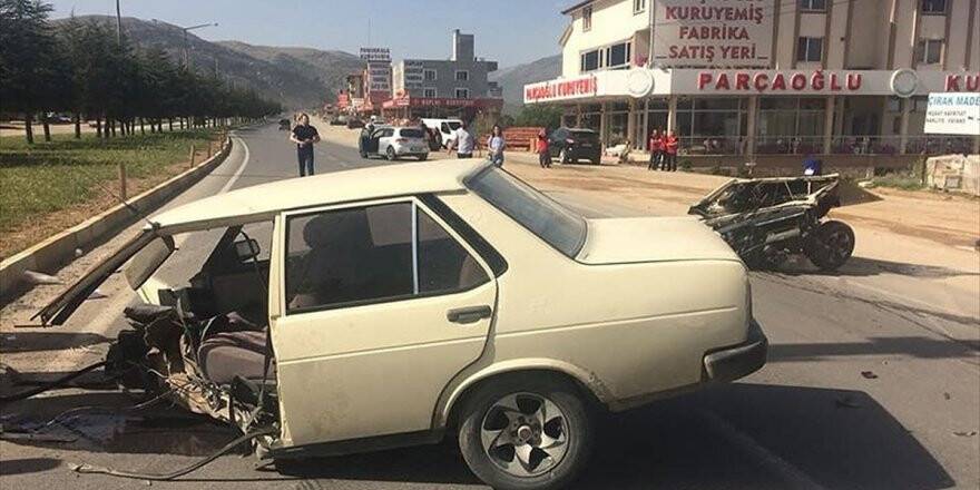 İkiye Ayrılan Otomobilde Emniyet Kemeri Kurtardı
