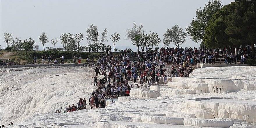 Pamukkale'yi 2 Saate 7 Bin Kişi Ziyaret Etti