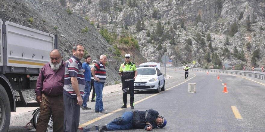 Tıra arkadan çarpan motosiklet sürücüsünü kaskı kurtardı 