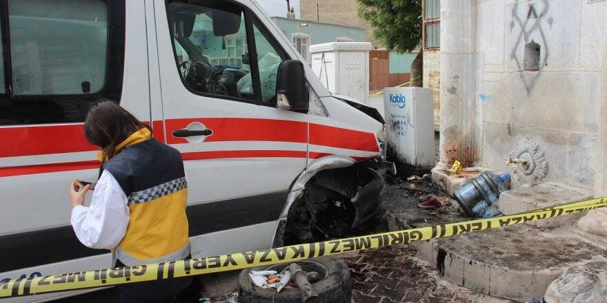 Otomobille Çarpışan Ambulans Çeşme Önündeki Çocuğa Çarptı