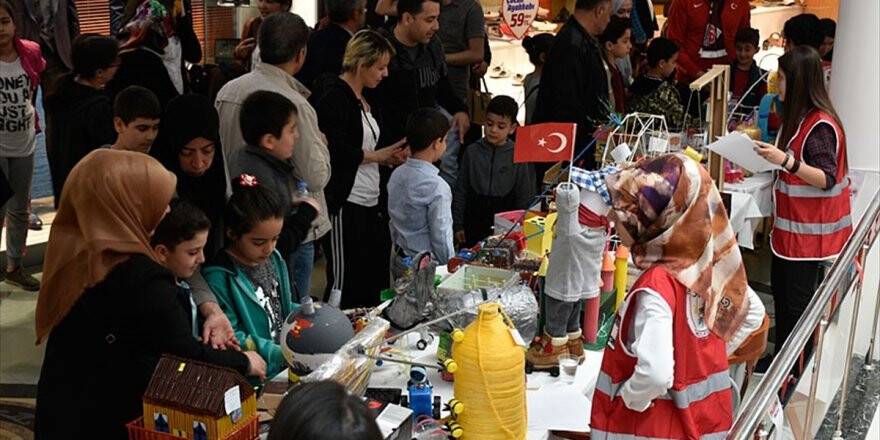 Çocuklar Atık Malzemelerden Oyuncak Yaptı