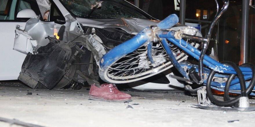 Bisikletliye çarpıp tramvay durağına girdi: 1 ölü 
