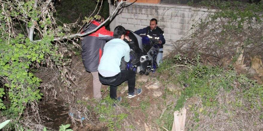 Motosiklet bahçe duvarına çarptı: 2 yaralı