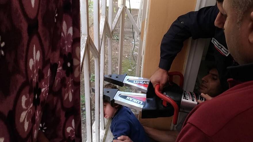 Başı Parmaklıklara Sıkışan Çocuğu İtfaiye Kurtardı