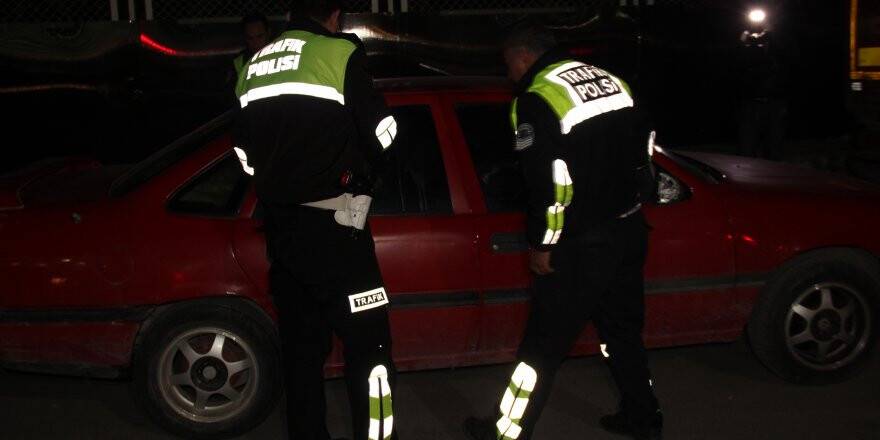 Polise çarpıp kaçan şüpheli evinde yakalandı 