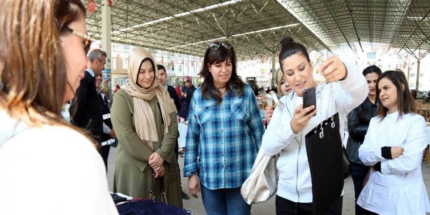 İclal Aydın hanımeli pazarını ziyaret etti