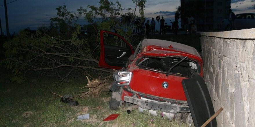 Hurdaya dönen araçtan burunları kanamadan çıktılar 
