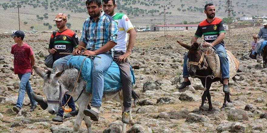 Futbol Maçına Eşek Sırtında Gidiyorlar
