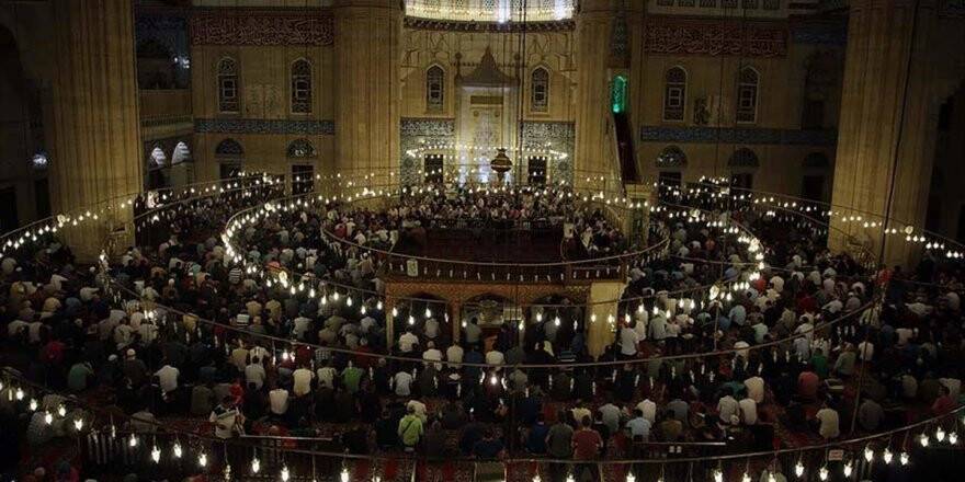 Berat Kandili'nde Eller Duaya Açıldı