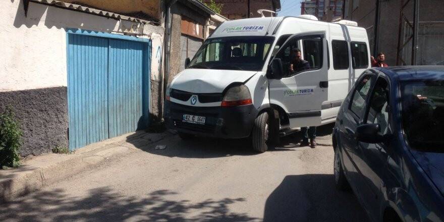 Sürücü kalp krizi geçirdi, öğrenci servisinin duvara çarptı