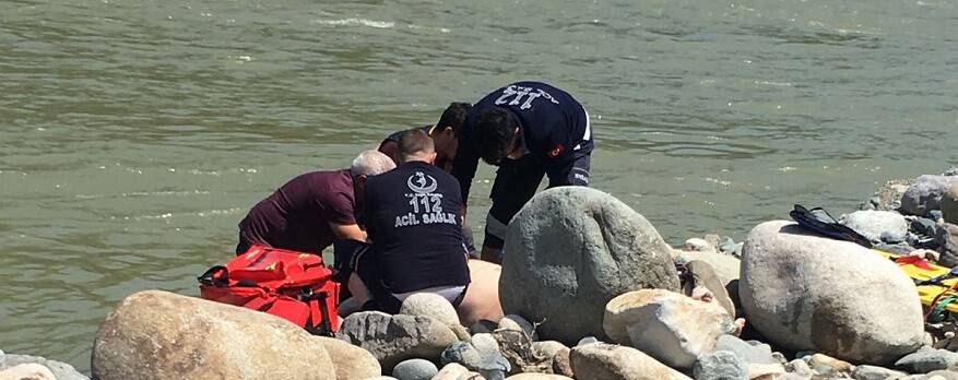 Fırtına deresinde rafting botu devrildi: Arap turist hayatını kaybetti