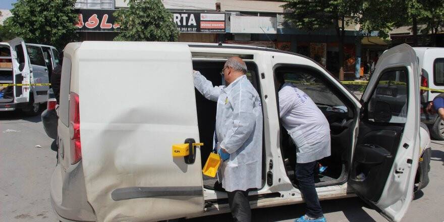 Kurye aracındaki şifreli kasadan bir çuval para çalındı 