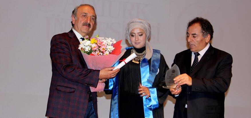 Donmak üzereyken bulunan Afganlı kız, üniversiteyi ikincilikle bitirdi