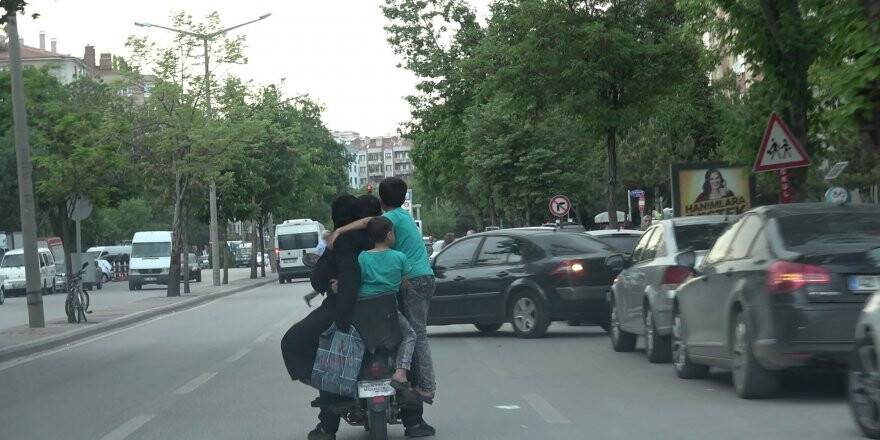 Elektrikli bisiklet üzerinde tehlikeli yolculuk