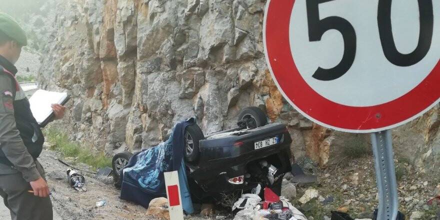 Otomobil kayalıklara çarptı: 1 ölü, 1 yaralı