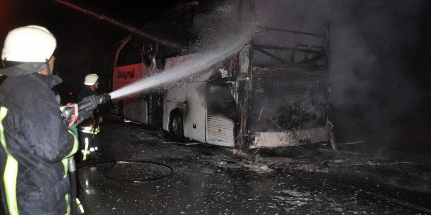 İçinde 43 kişi bulunan yolcu otobüsü alev alev yandı