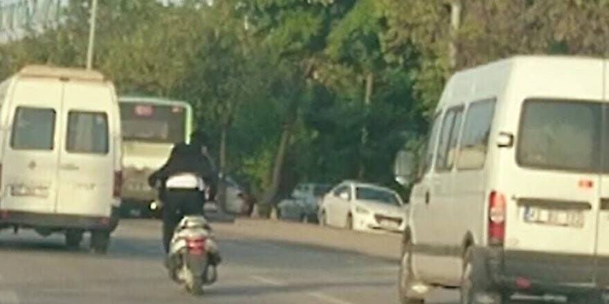 Ayakta motor sürdü, araçların arasında makas attı 