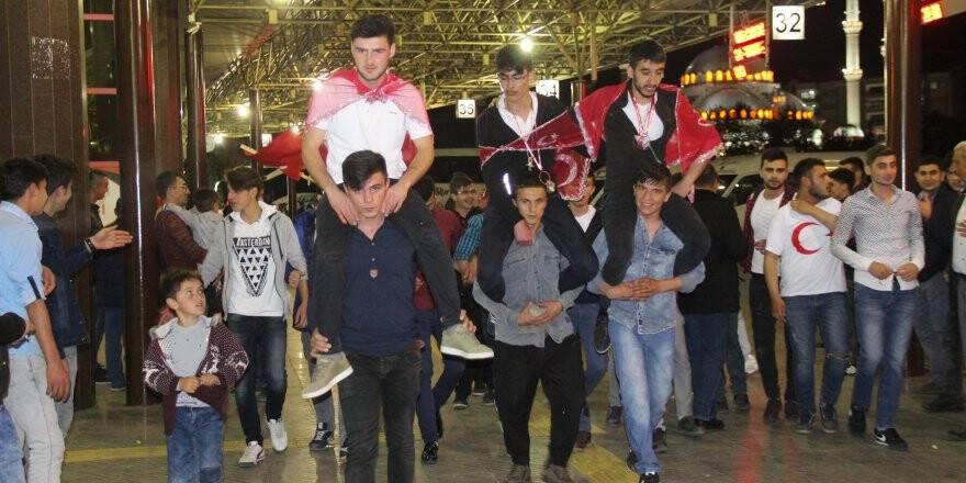 Kınalı kuzular geleneksel asker geceleriyle uğurlandı