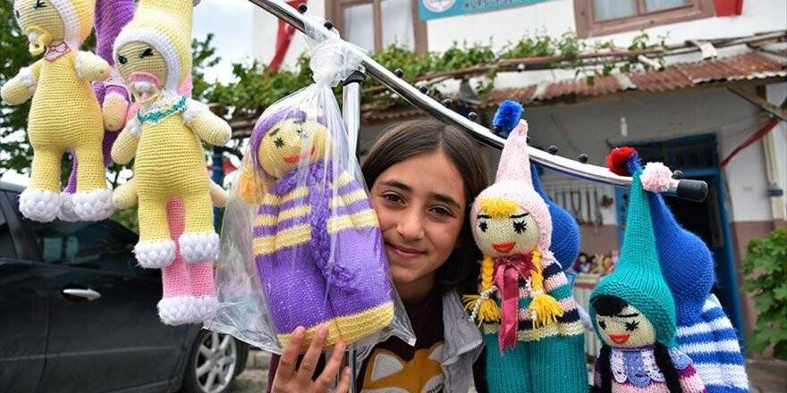 Bebekle Oynayacağı Yaşta Amigurumi Bebek Yapıyor