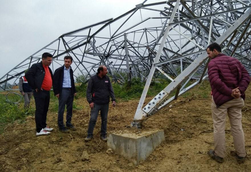 Yüksek Gerilim Hattı Devrildi: 3 İşçi Altında Kaldı