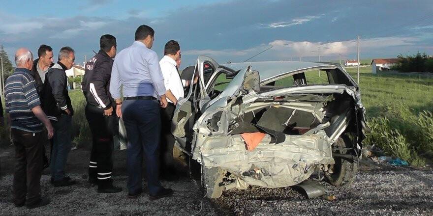 İki otomobil çarpıştı yaralılara ilk müdahaleyi başhekim yaptı 